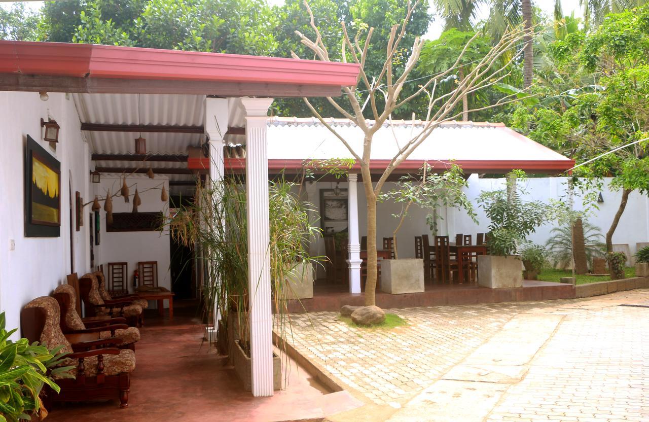 Hotel T&T Anuradhapura Buitenkant foto